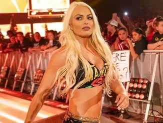 Mandy Rose marschiert zum Ring