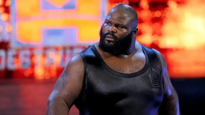 Mark Henry blickt von der WWE Stage in die Zuschauermenge