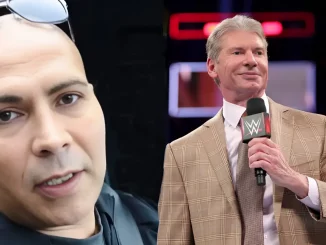 Foto mit Maven (links) und Vince McMahon am Mikrofon (rechts)