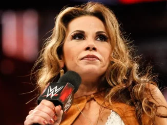 Mickie James hält ein WWE Mikrofon in der Hand