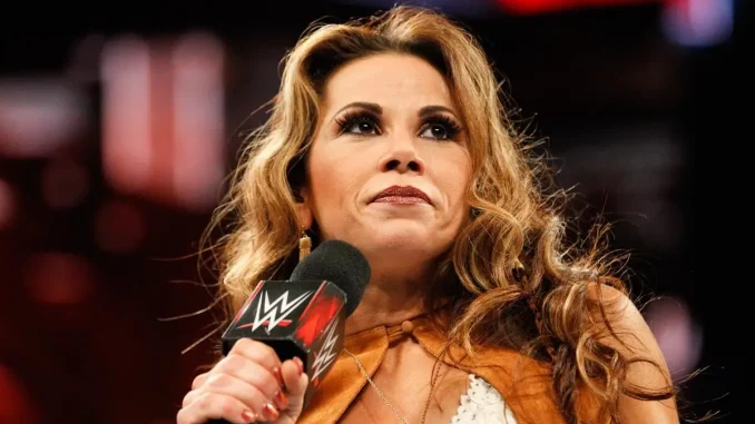 Mickie James hält ein WWE Mikrofon in der Hand