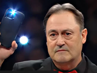 Mike Rotunda ehrt seinen verstorbenen Sohn Bray Wyatt, indem er ein leuchtendes Handy hält