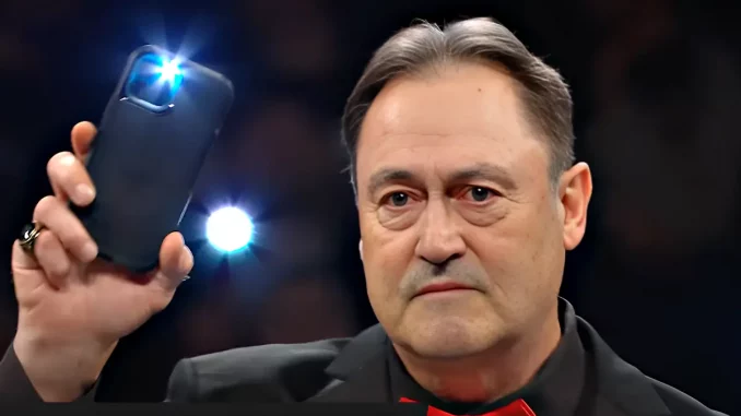 Mike Rotunda ehrt seinen verstorbenen Sohn Bray Wyatt, indem er ein leuchtendes Handy hält