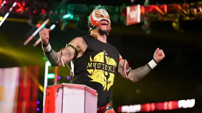 Rey Mysterio lässt sich im Ring vom WWE Publikum feiern