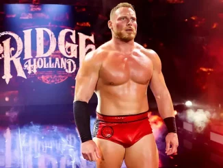Ridge Holland steht auf der Entrance Stage
