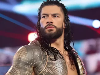 Roman Reigns blickt in die Zuschauermenge