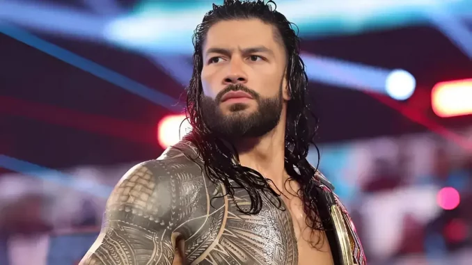 Roman Reigns blickt in die Zuschauermenge