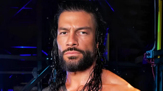 Roman Reigns steht im Backstagebereich und blickt direkt in die Kamera