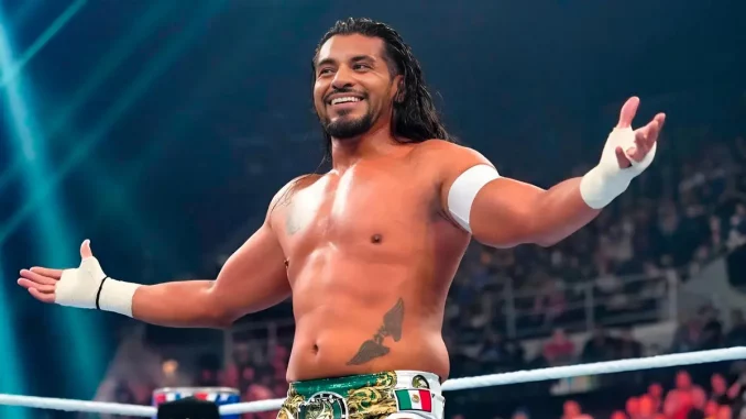 Santos Escobar feiert sich im Ring