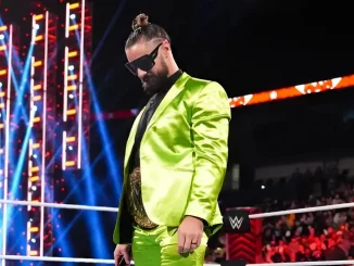 Seth Rollins steht im Ring und senkt seinen Kopf