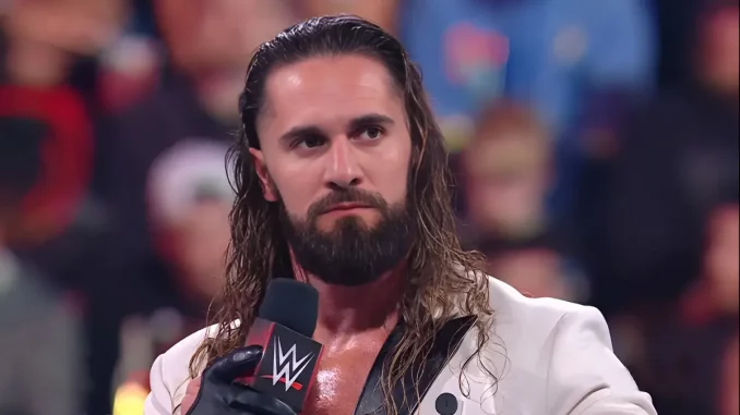wwe-seth-rollins-teilt-etwas-mit Seth Rollins steht im Ring, hält ein Mikrofon in der Hand und blickt in die Zuschauermenge