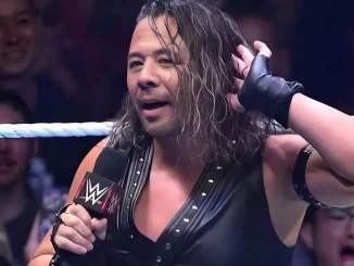 Shinsuke Nakamura möchte die Fans hören und lächelt