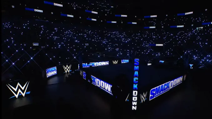 wwe-smackdown-arena-dunkel Dunkle WWE SmackDown Arena mit Handylichter der Fans