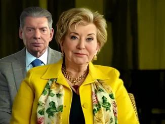 Foto mit Vince McMahon hinten und Linda McMahon vorne
