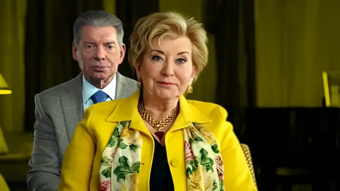 Foto mit Vince McMahon hinten und Linda McMahon vorne