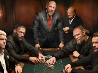 Triple H, Paul Heyman, Roman Reigns, Brock Lesnar, Cody Rhodes und CM Punk sitzen an einem Casinotisch