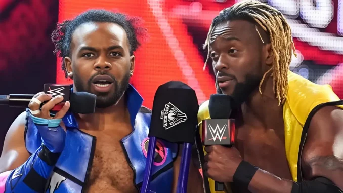 Kofi Kingston und Xavier Woods sprechen in Mikrofone