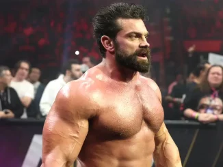 Brian Cage läuft zum Ring