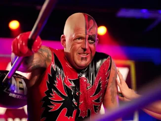 Cody Rhodes steht sichtlich angeschlagen in der Ringecke