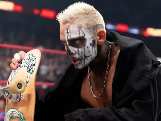 Darby Allin mit seinem Skateboard im Ring