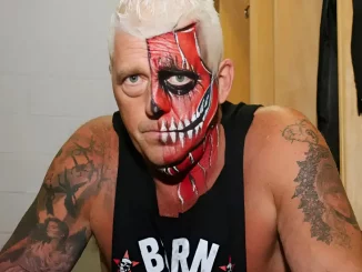 Im Backstagebereich blickt Dustin Rhodes ernst in die Kamera