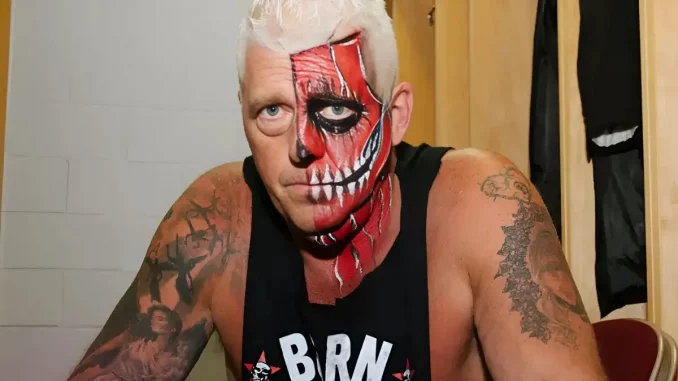 Im Backstagebereich blickt Dustin Rhodes ernst in die Kamera