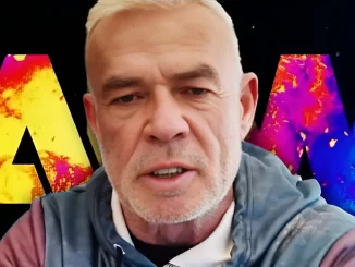 Eric Bischoff vor einem bunten AEW Logo