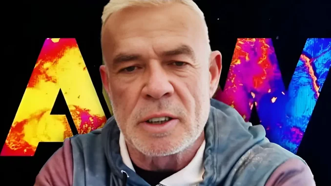 Eric Bischoff vor einem bunten AEW Logo