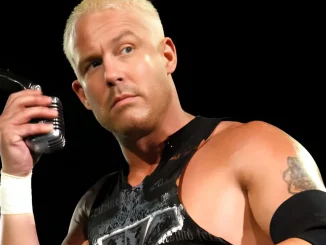 Ken Anderson hält seine rechte Hand am Mikrofon