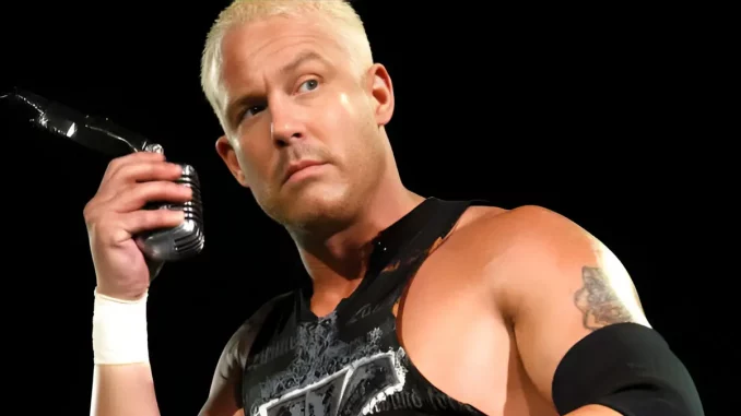 Ken Anderson hält seine rechte Hand am Mikrofon