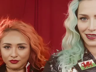 Miranda Alize und Nixon Newell lächelt