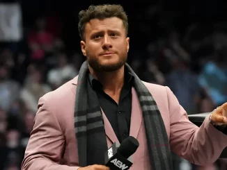 MJF steht mit einem Mikrofon auf dem Apron