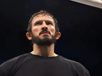 PAC steht im Ring und blickt böse