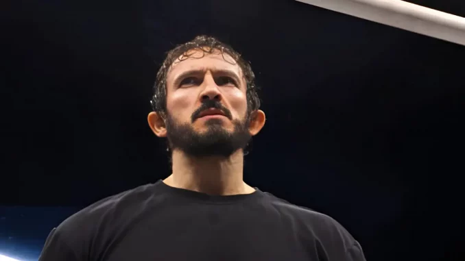 PAC steht im Ring und blickt böse