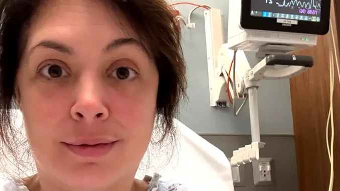 Rebel erstellt ein Selfie aus dem Krankenhaus