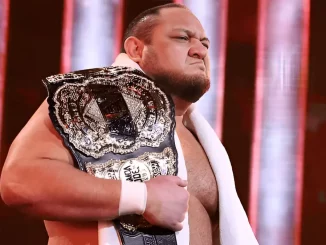 Samoa Joe mit dem AEW World Championship Belt auf seiner rechten Schulter