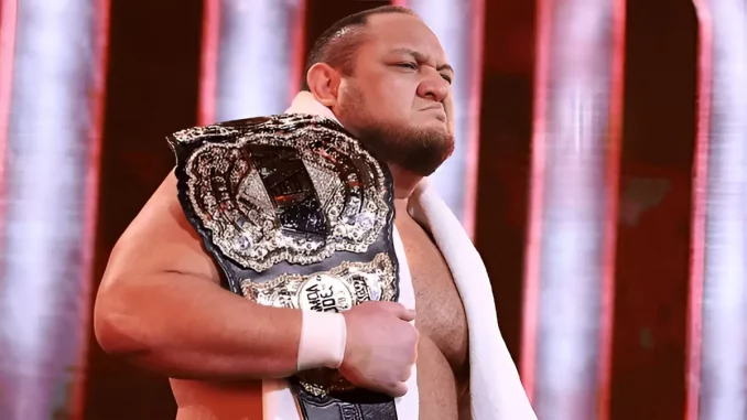 Samoa Joe mit dem AEW World Championship Belt auf seiner rechten Schulter