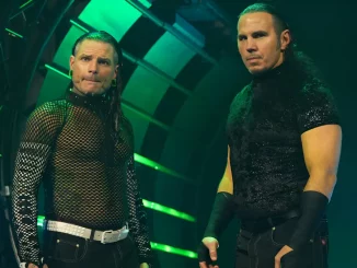Jeff Hardy (links) und Matt Hardy (rechts) stehend auf der AEW Stage