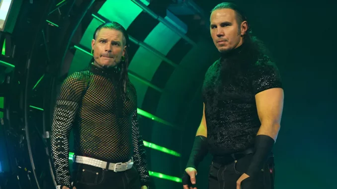 Jeff Hardy (links) und Matt Hardy (rechts) stehend auf der AEW Stage