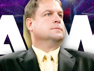 Ringansager Tony Chimel vor einem AEW Logo