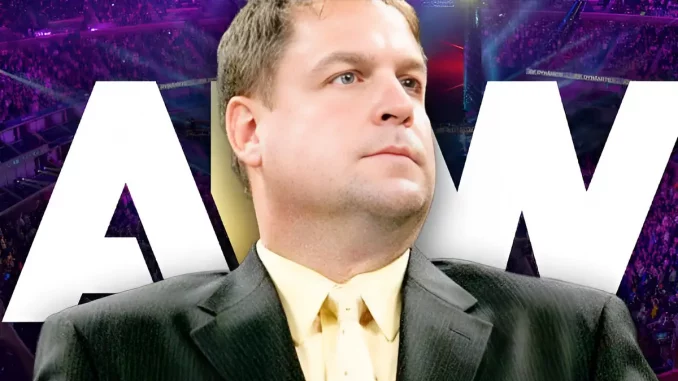 Ringansager Tony Chimel vor einem AEW Logo