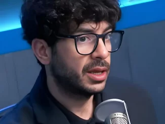 Tony Khan spricht ins Mikrofon