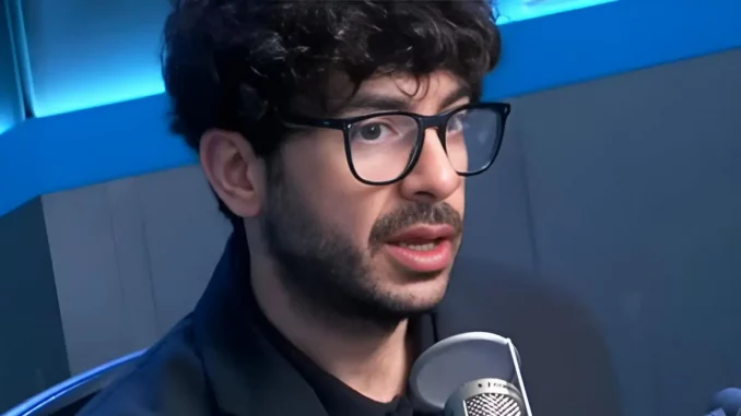 Tony Khan spricht ins Mikrofon