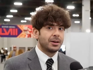 Tony Khan wird interviewt