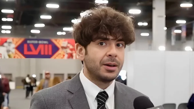 Tony Khan wird interviewt