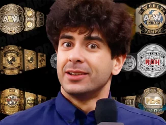 Tony Khan vor mehreren AEW Championship Belts