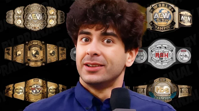 Tony Khan vor mehreren AEW Championship Belts