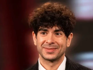 Tony Khan mit freundlichem Gesicht