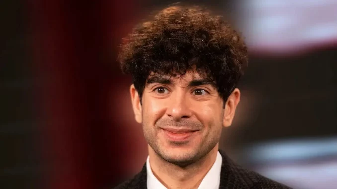 Tony Khan mit freundlichem Gesicht