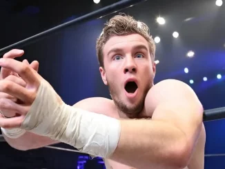 Will Osprey lehnt sich ans Ringseil und sieht erstaunt aus